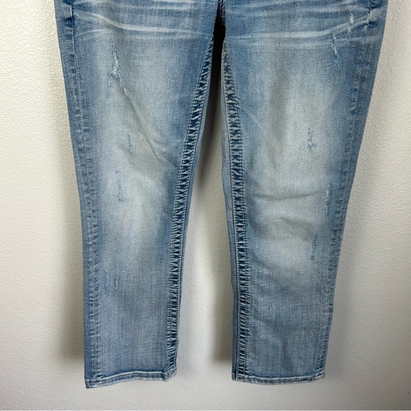 Miss Me Mid Rise Distressed Capri Jeans - Picture 4 of 8